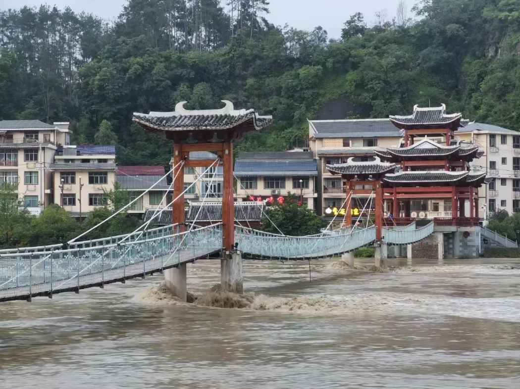 湖南岳阳平江县洪水险情!现在山体滑坡，路上乘船。

大多数交通工具像小车三轮车摩
