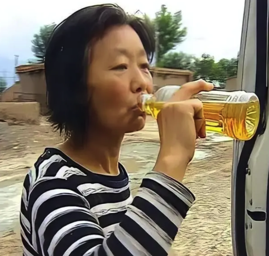 2006年，东北一“毒妇”横空出世，她喝了三十多年的汽油，被家人阻止后，又开始了