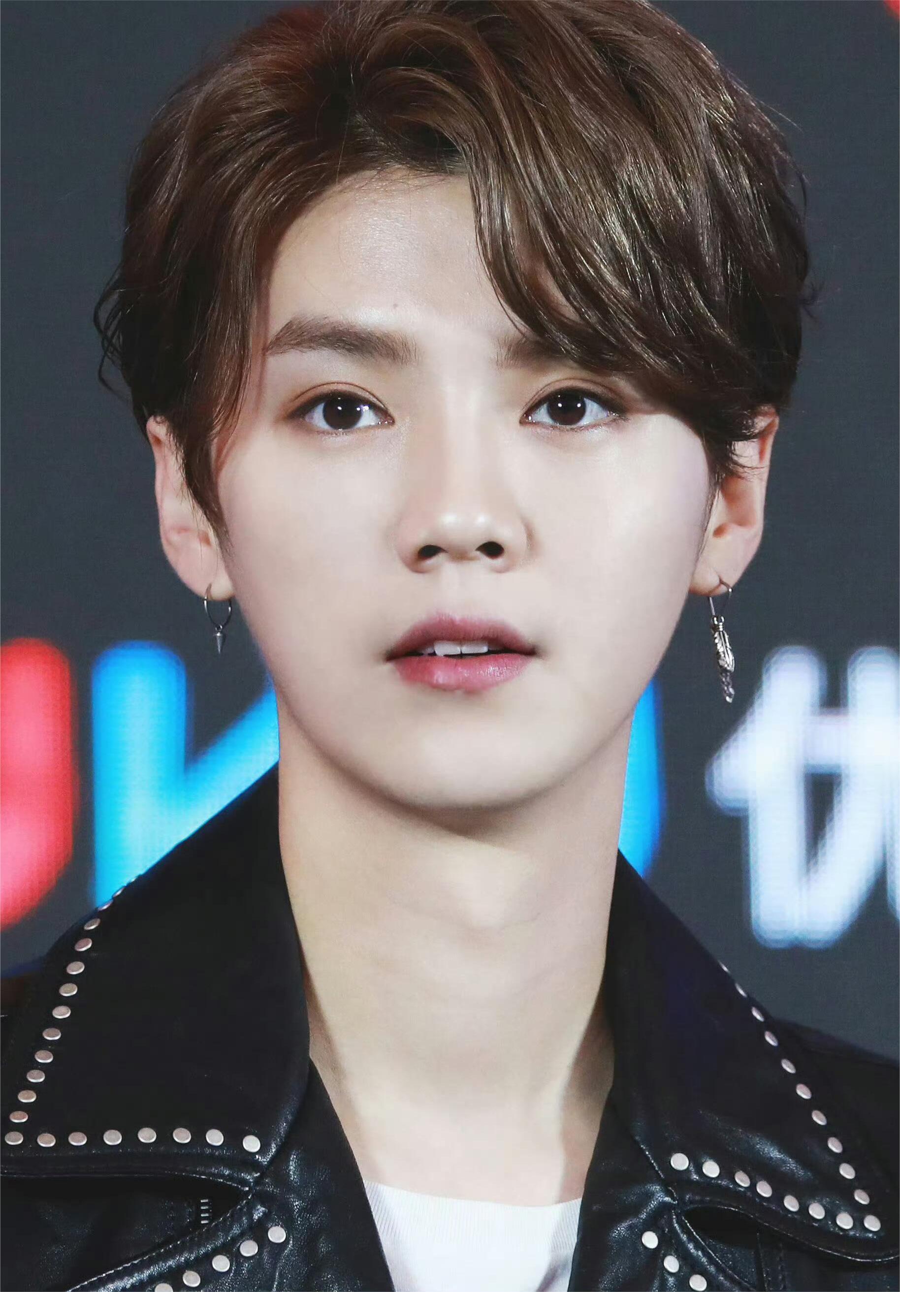 鹿晗：不需要谁人赋予，路是自己走出来的