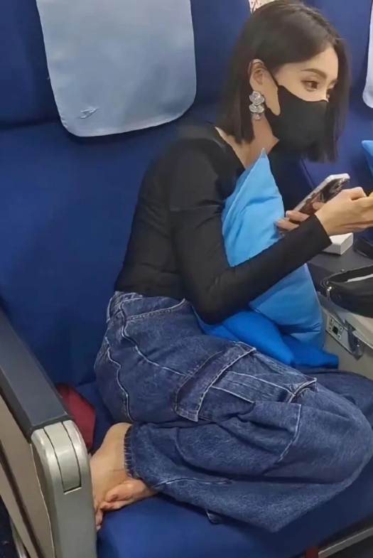 坐火车，遇到的，请问该怎么提醒她要文明乘车呢？