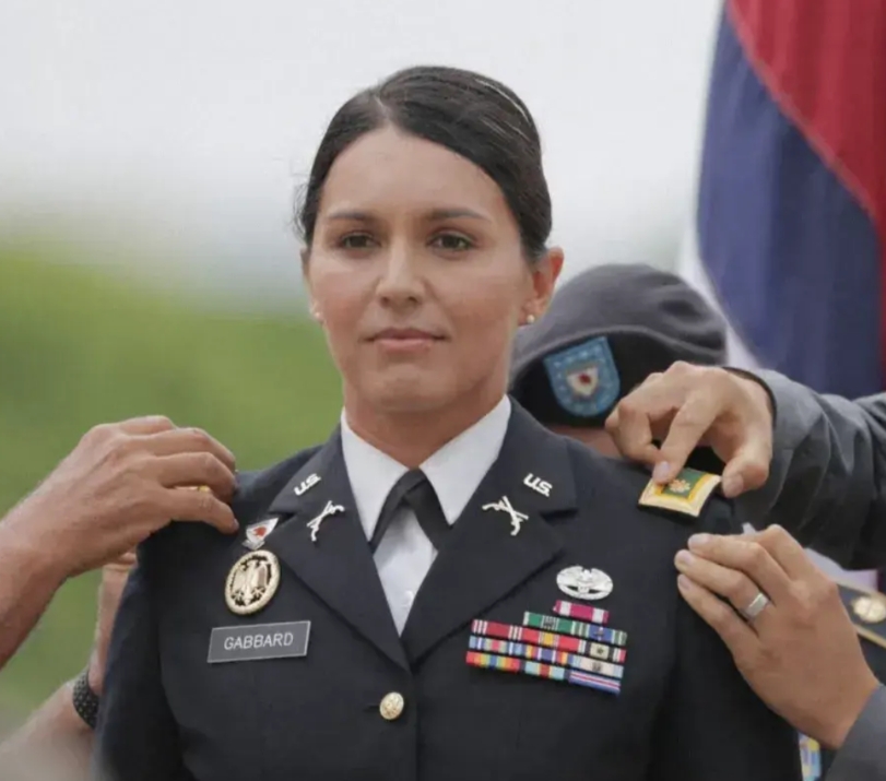 支持特朗普的图尔西是从民主党阵营跳槽去了共和党。
参过军，从过政。履历漂亮，能力