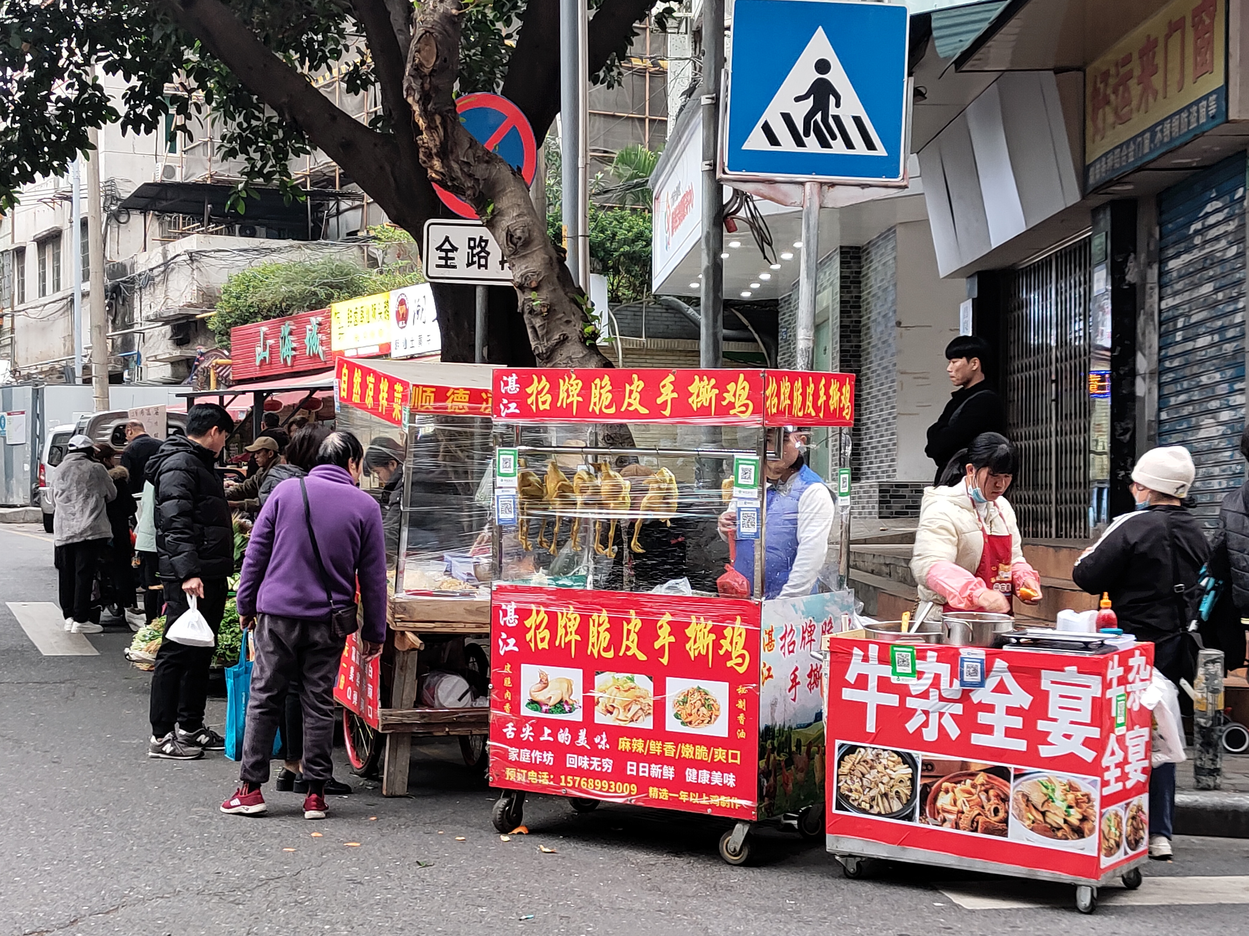 广州晚市随拍：1、傍晚，市场门口的临时走鬼小街市，牛杂手撕鸡凉拌菜。2、正宗顺德