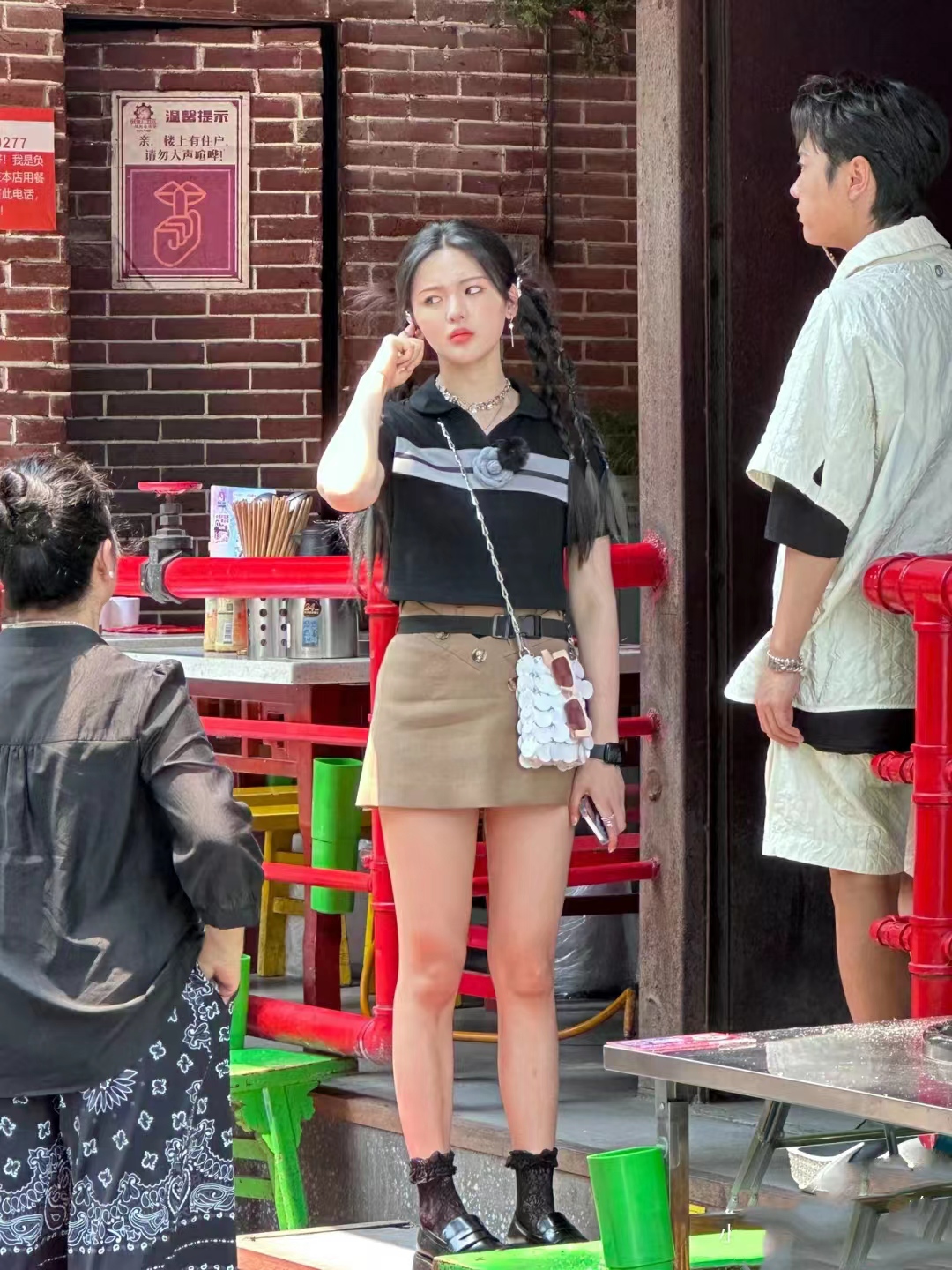 杨超越本人太幻灭了，搞不懂她是怎么红的？
个子不高体态还不好，皮肤粗糙油腻，五官