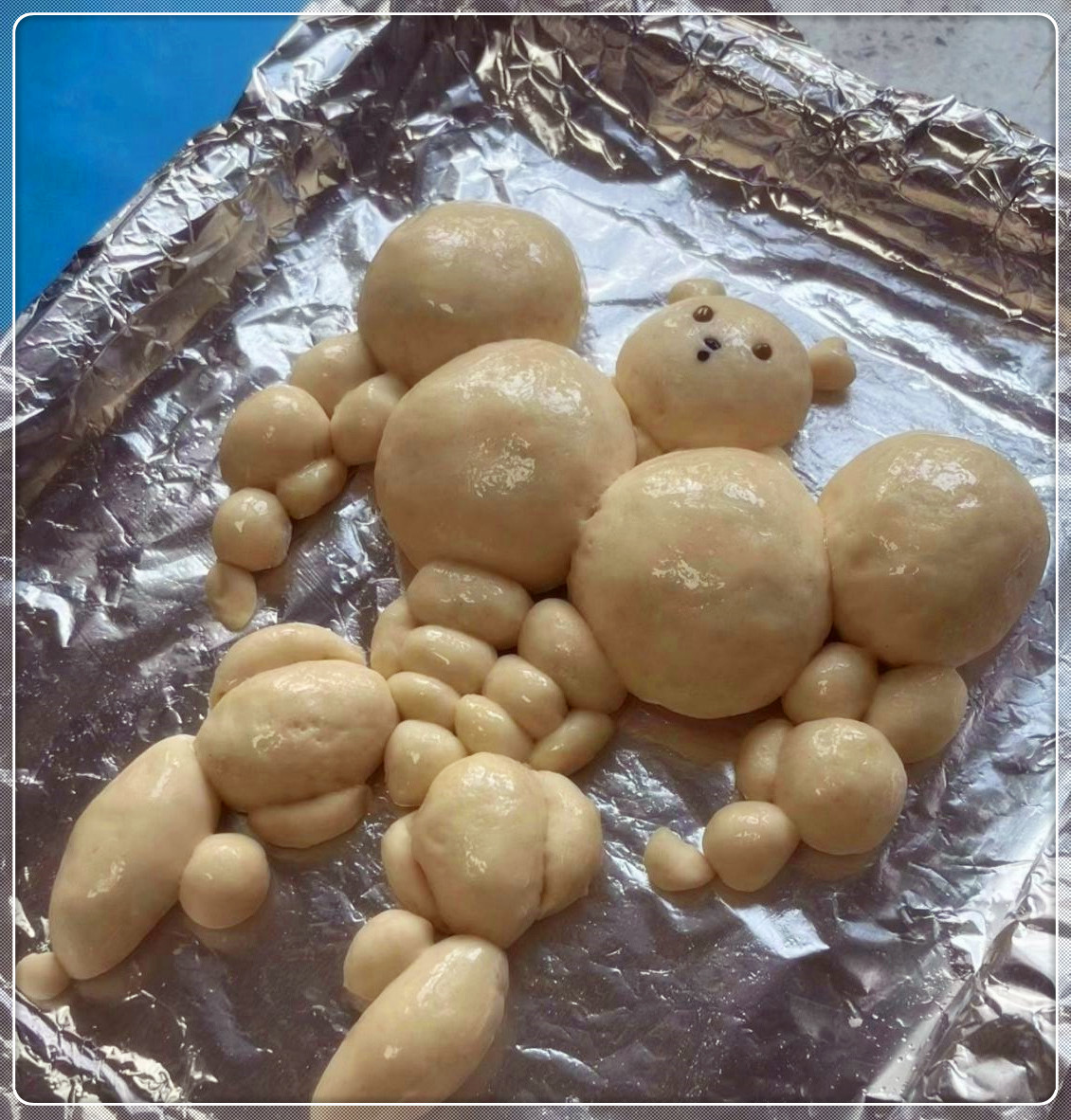 妻子虽然年纪已大，但蒸馒头的样子仍显得十分可爱。