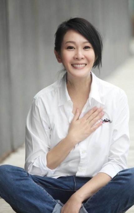 2011年，41岁的刘若英，嫁给了身价过亿的钟小江。结婚当晚，刘若英提出了三个十