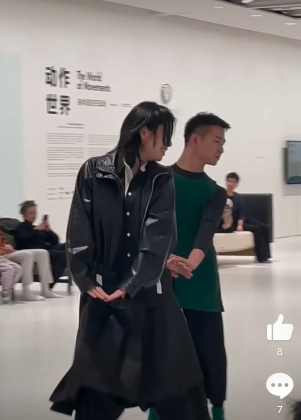 浦东美术馆剧场演出，这个走秀好有活人味儿……
据视频发布者:这是一台名为“动作世