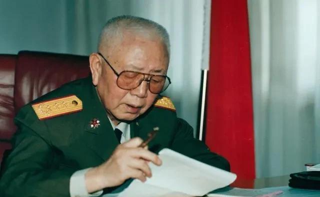 73岁的刘华清最后一次回到故乡，他见到早已经风烛残年的姐姐。两人聊起了往事家常，