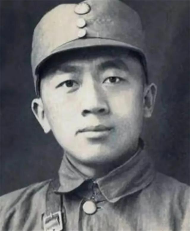1942年，粟裕在收到警卫递来的烟盒时，脸色骤然变化，立刻下令全军集合，并关闭所