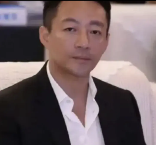 汪小菲，被曝新消息

25年2月19日的下午，汪小菲再次被曝新消息，这次是关于孩