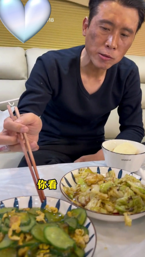 助理看李乃文在吃饭，问他“文哥，你不减肥吗？”，他说，“对啊，你看，这黄瓜炒鸡蛋