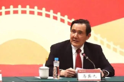 马英九一行在北京，心情好的有点出乎意料。

到北京大学座谈落座时，大马哥指着写着