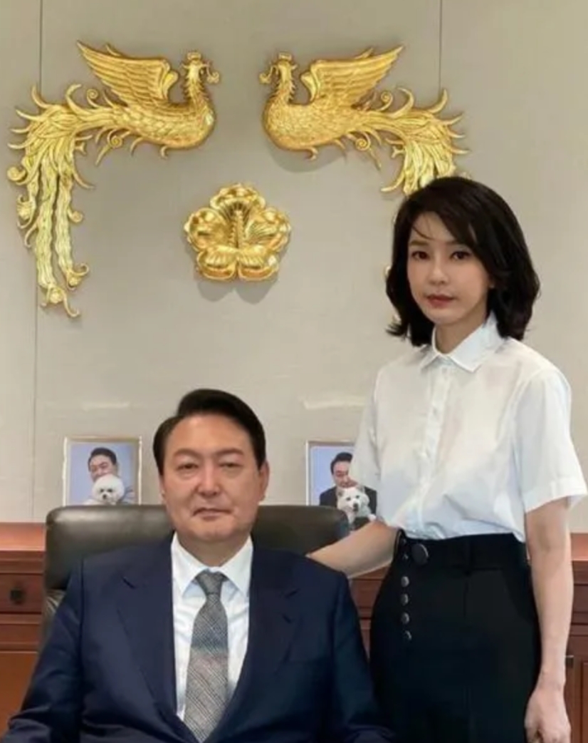 韩国尹锡悦政变，与中国无关，但却有中国的因素在内。
因为中日韩三国是亚洲最重要的