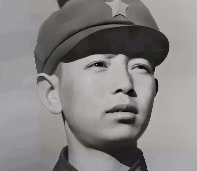 泪目了！2022年，两位老人感觉去日无多，趁有生之年千里迢迢来到儿子的墓前，他们