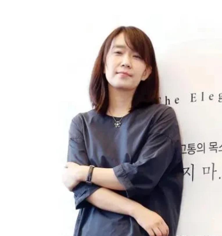 亚洲首位女性诺贝尔文学奖获奖者，笔下的角色可以无比残暴，同时无比善良。中国文学已