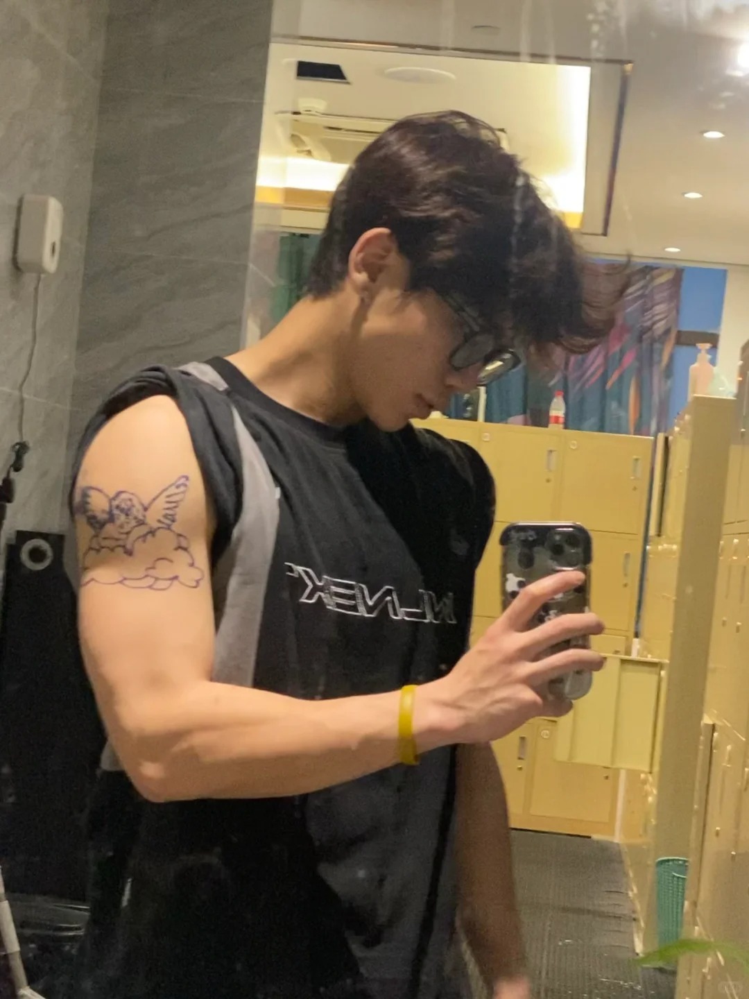 喜欢不带
还是感觉不带眼镜好看点