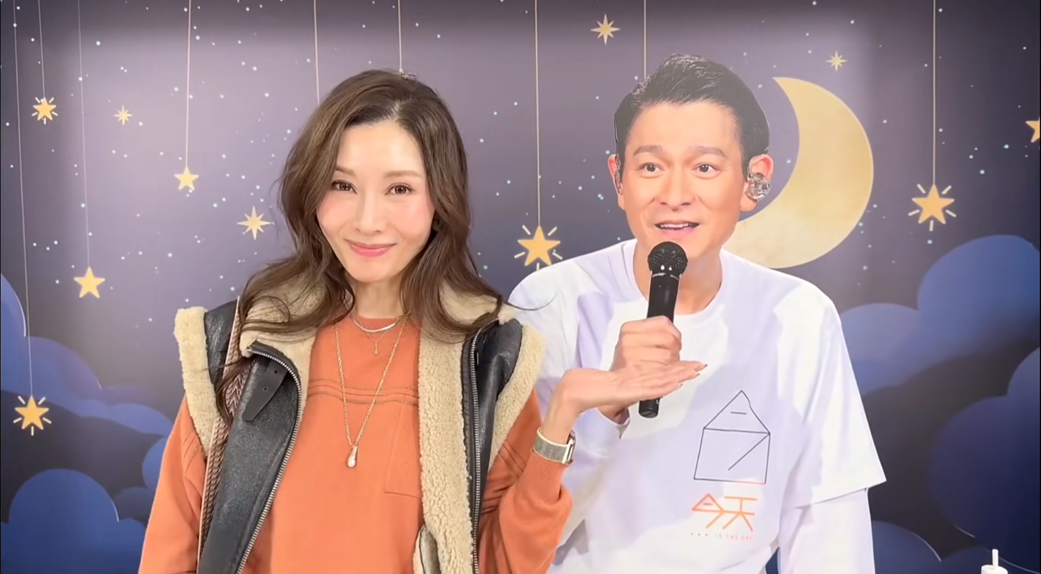 刘德华演唱会倒数第二场，李嘉欣与丈夫许晋亨现身观看演出。夫妻俩从VIP专属通道入