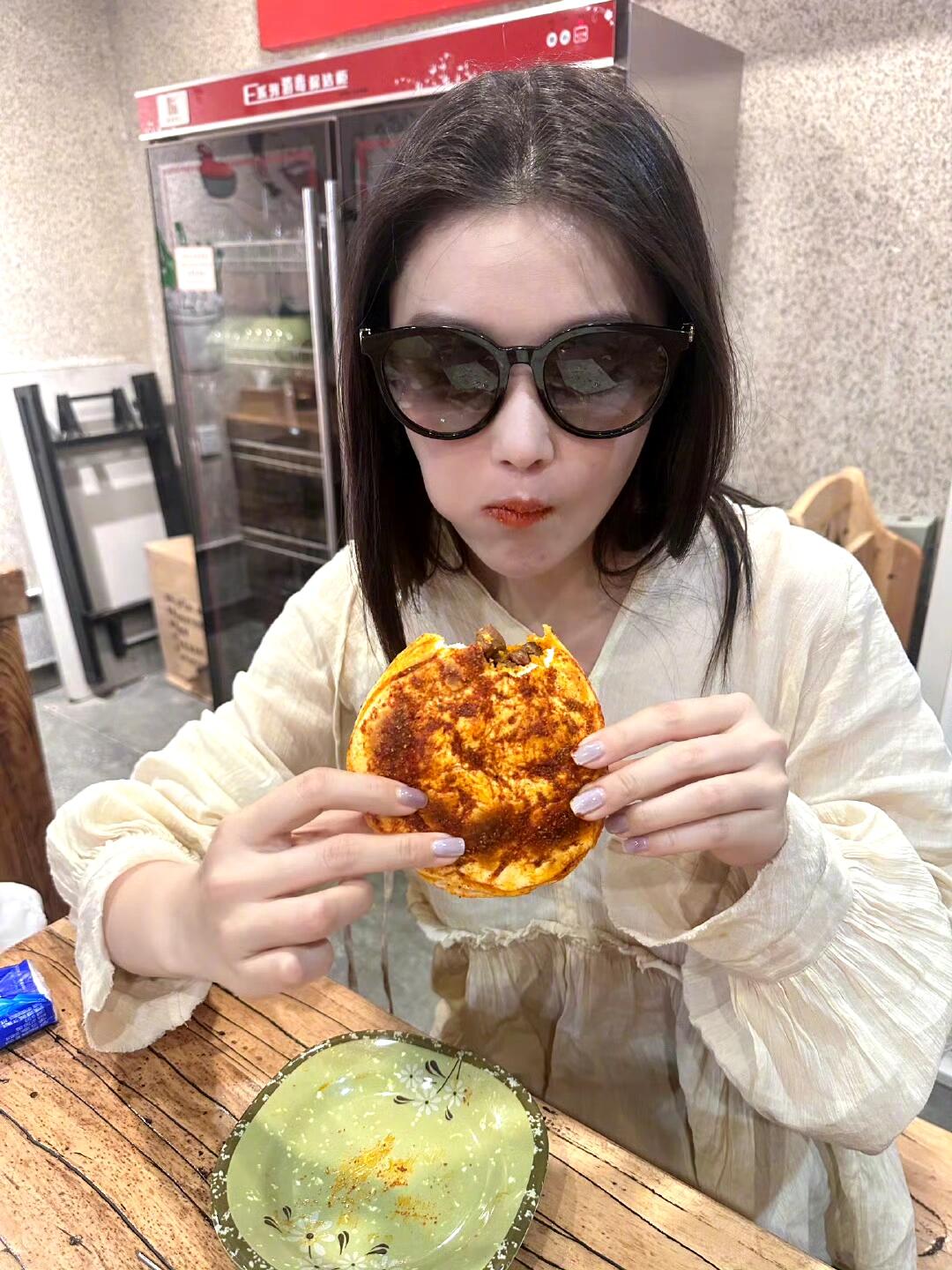 张馨予吃饭都这么漂亮