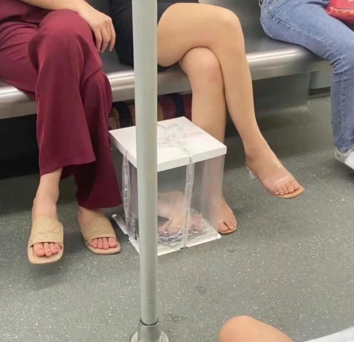 盒子装个鸡是什么意思？？