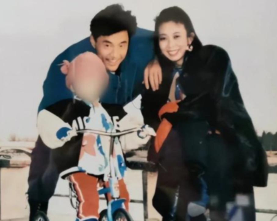 2021年，于荣光怎么也想不通，结婚35年来他零绯闻，钱他赚、饭他做，十分宠爱妻