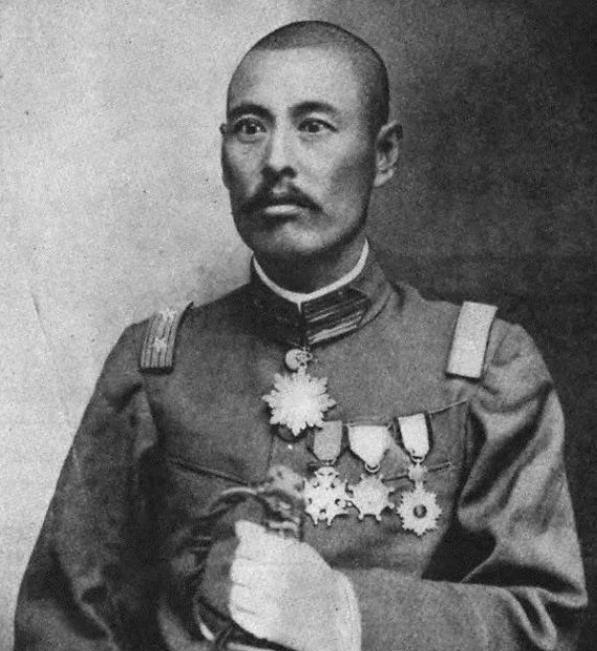 1924年10月，在山海关前线的吴佩孚，得知冯玉祥突然回师北京囚禁曹琨后，气愤的