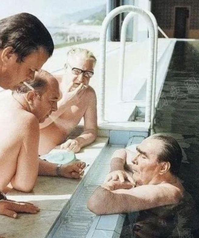 1977年，勃列日涅夫正在游泳。他的烟瘾突然犯了，三名警卫看见，立刻点上香烟，勃
