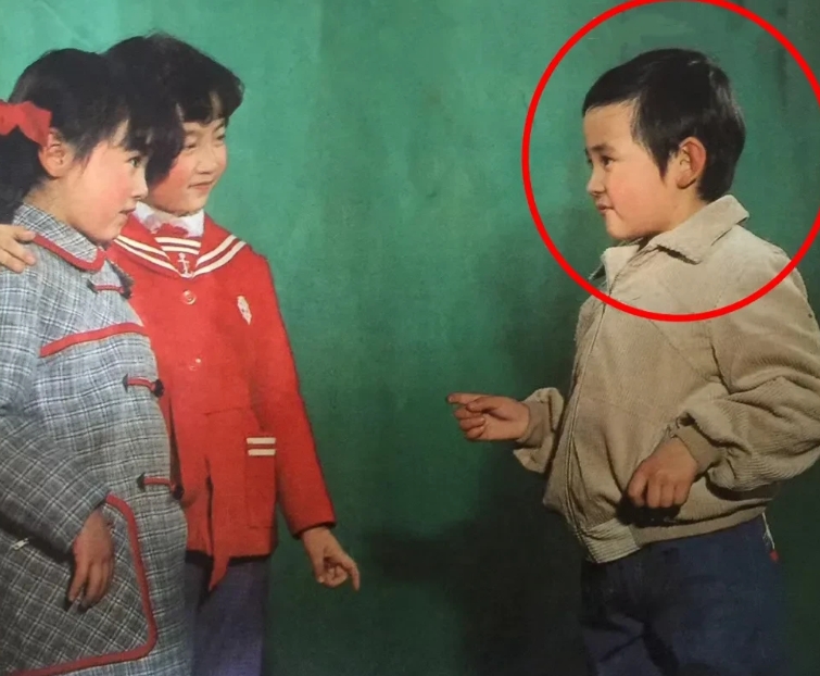 这是1981年，童星时的陆毅在福建省三明市拍摄《泉水叮咚》的时候。陆毅曾回忆5岁