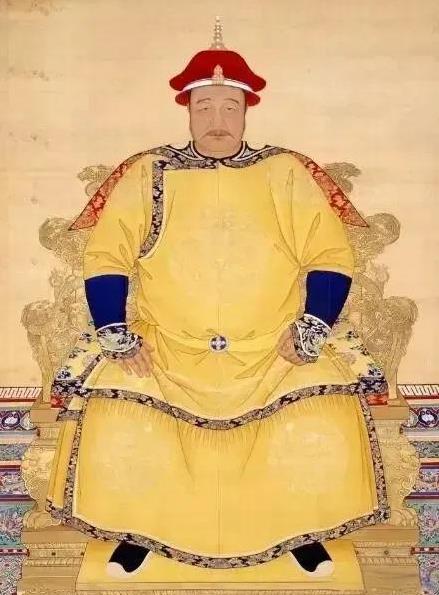 努尔哈赤汉化程度比较深，但是水平不高
在明朝流行的小说三国演义，努尔哈赤不仅自己