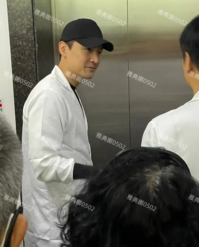 等电梯遇到了胡歌，他个子好高，本人脸好小五官十分立体，40多岁了，气质还是那么清
