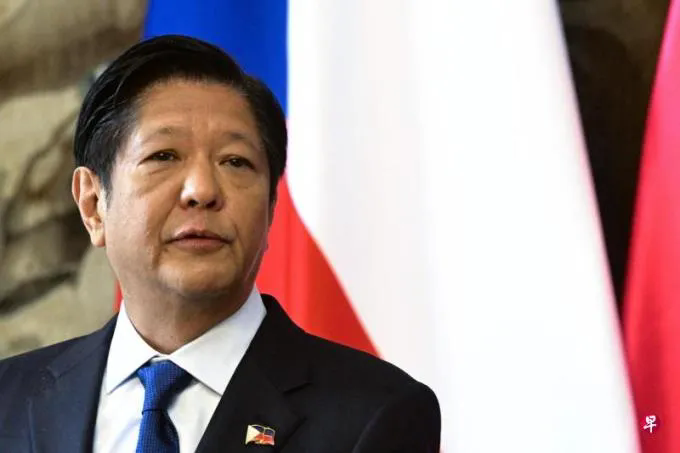 菲律宾认怂！面对解放军南部战区在南海组织联合海空战巡，菲律宾总统小马可斯放弃“硬