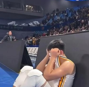 山西男篮球员张宁赛后痛哭，在山西战胜北京男篮的赛后，张宁是抱头痛哭！
这场比赛张