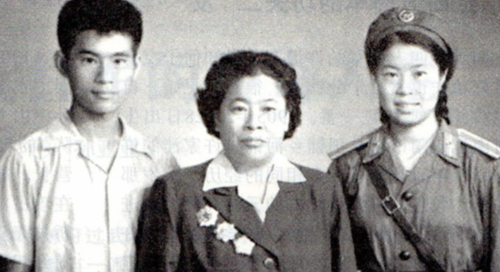1933年，许世友听说军中有一名来自武当派的女侠，便心生较量之意，他带着满满的自
