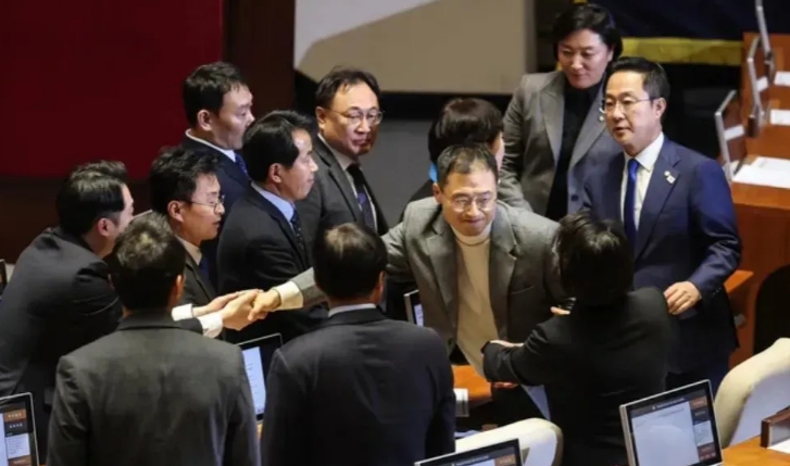 
不按党论投赞成票就威胁退党，这是政党还是黑社会？
韩国MBC电视台今天报道，在