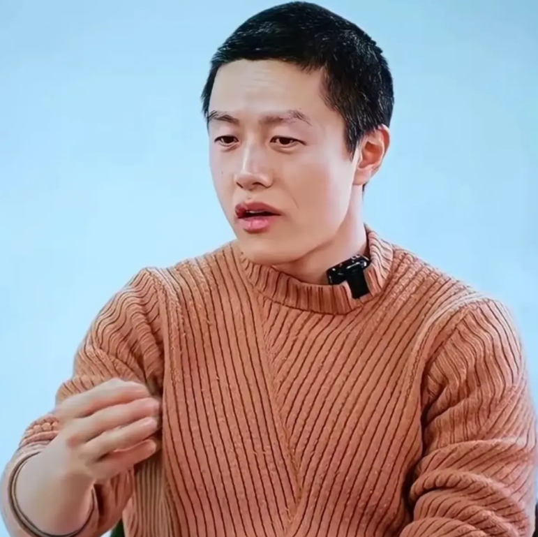 穿400块毛衣的饺子导演，我又挖出来这4个有意思的点。

1.当年考上华西医科大