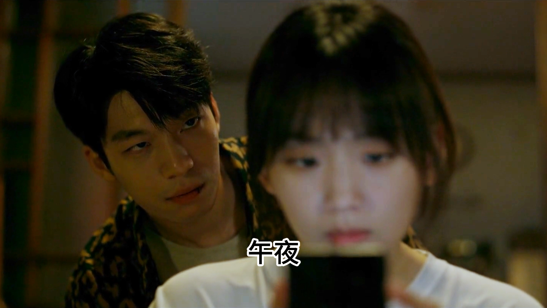 女孩独自一人在家，遭遇袭击