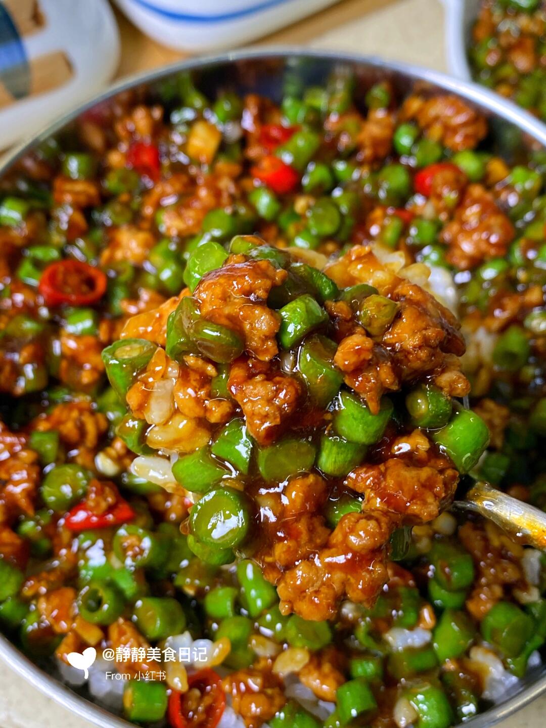 今天中午我妈给我做了这份～肉末豆角拌饭，好吃到哭了！！我直接拌了两碗米饭，太下饭