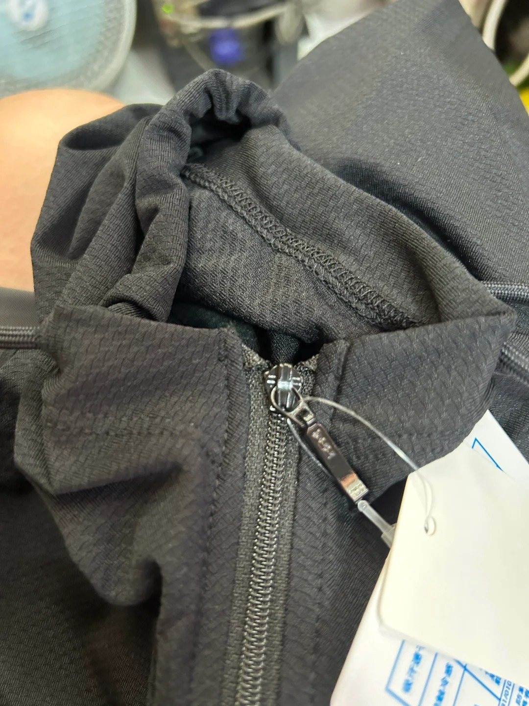 优衣库员工都在吐槽
旗舰店买的有瑕疵然后去门店换货，售货员问我什么问题我说下摆长