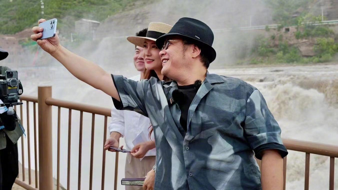 谭晶直播首秀唱《九儿》，网友力邀上《歌手》，如今早已身家过亿