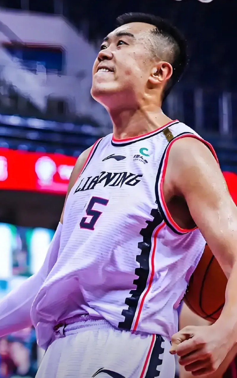CBA现役身高超过2.15米的本土球员：
韩德君 身高2.16米 年龄37岁 辽