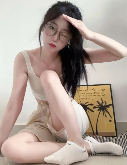 今年刚毕业有没有喜欢本公主的大叔呢我会是你的开心果哦哈哈哈哈