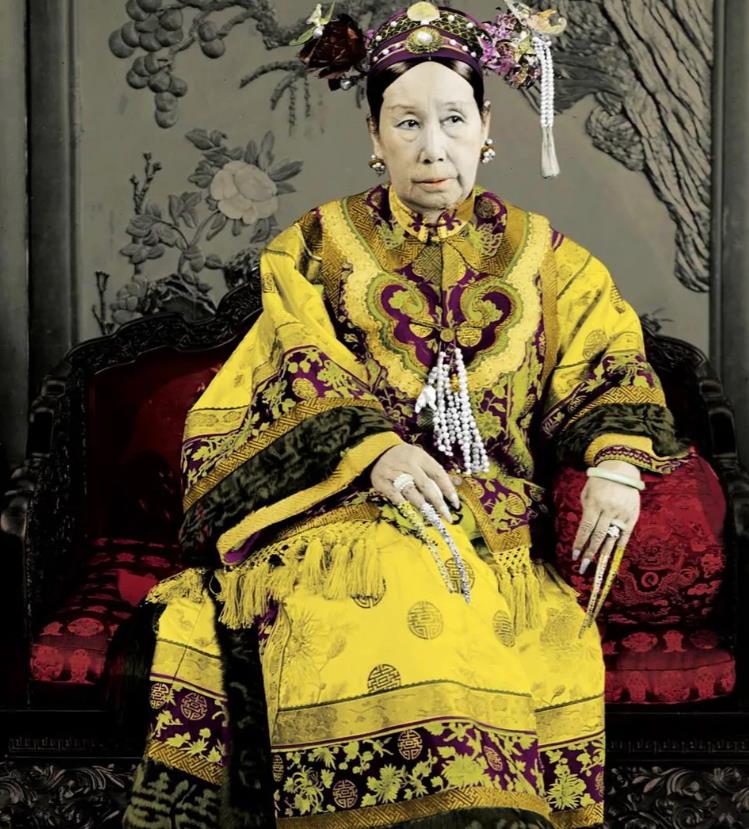 1903年，太监用染发剂帮助慈禧把白发染黑，染完以后慈禧太后却脸色极差，生气道：