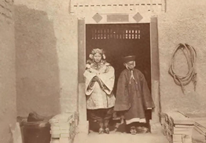罕见老照片：童婚夫妻10多岁圆房，妓女在船上接客，雏妓初次破身