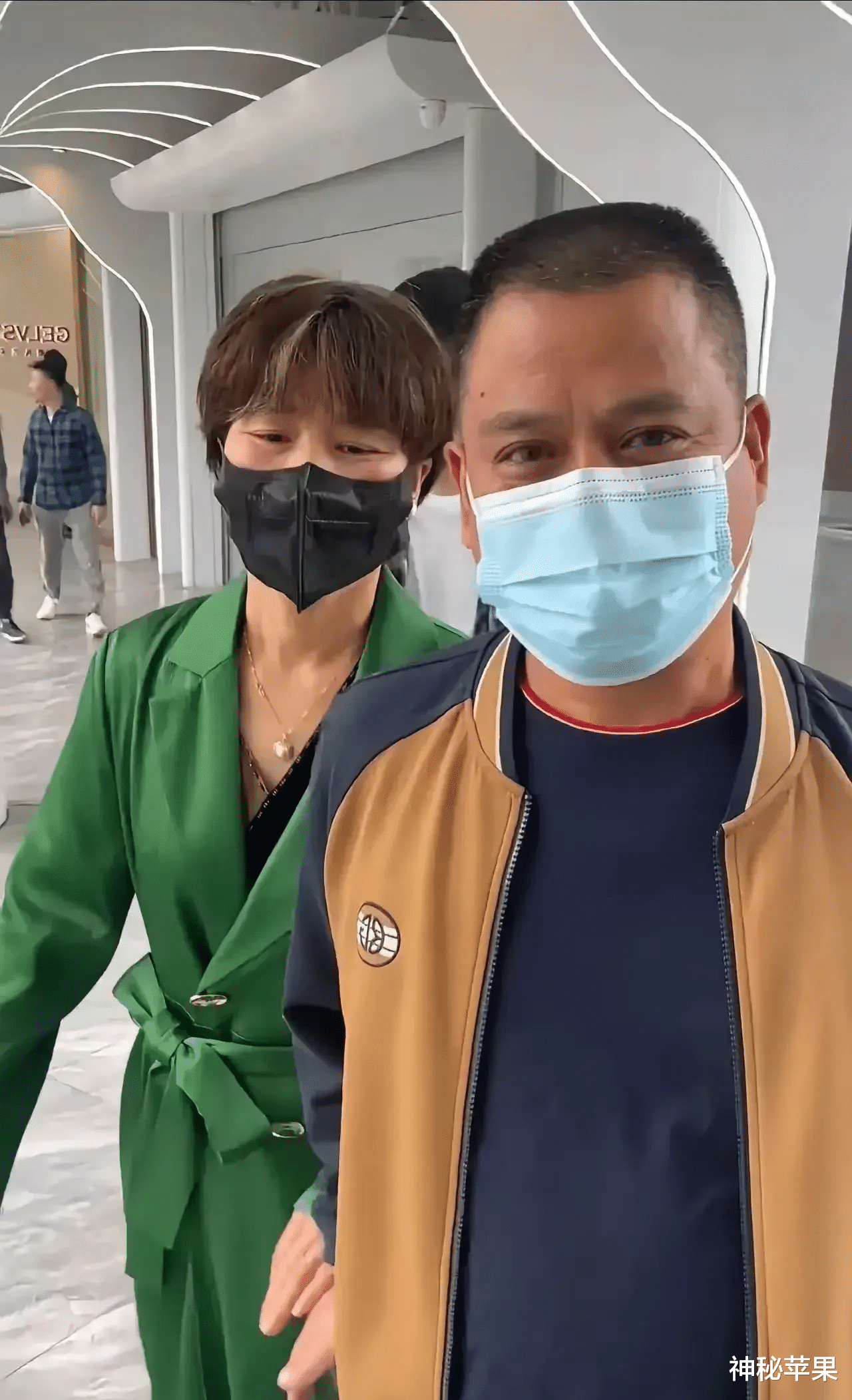 卢文庆把三只羊摊子掀了，杨爸杨妈内心受伤忍痛戴口罩在线直播（卢文文是谁）-第13张图片-九妖电影