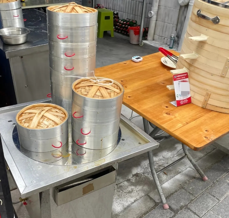 租我家商铺的合同快要到期了，我妈想每月涨1000房租，被我拦住了。说实话，这些年