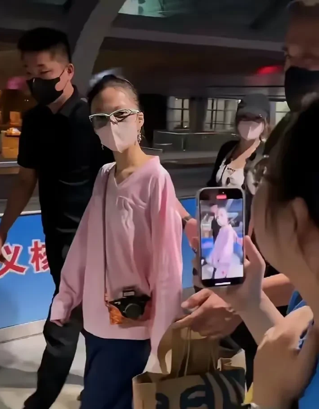 现实中碰见明星了，没想到本人和照片差距这么大，本人瘦瘦小小的，头发还有点稀疏，完