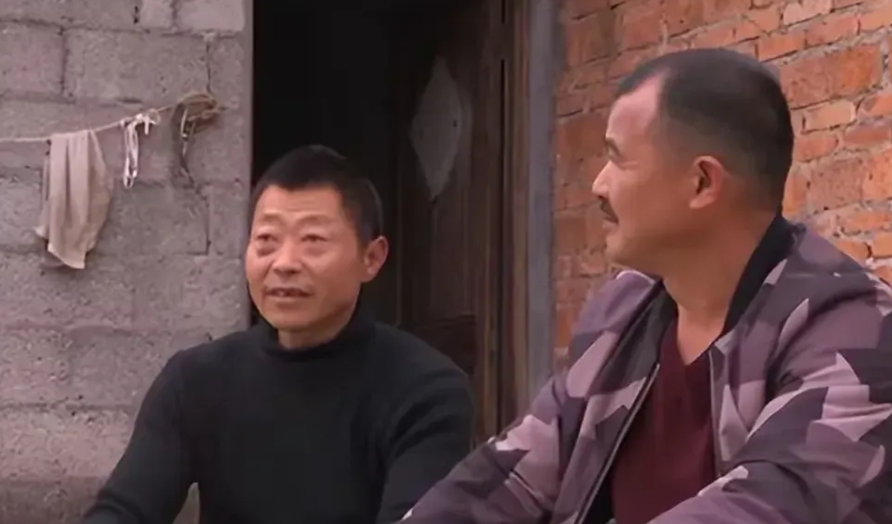 2003年，1个失忆流浪汉，被一对夫妻收留，同吃同住生活了17年。谁料，这天，流