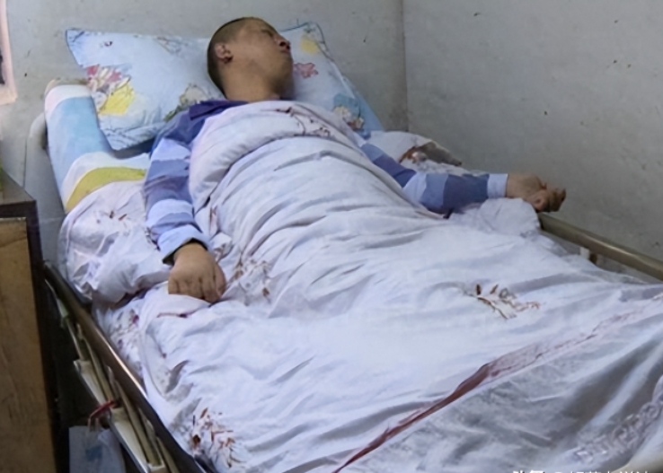 “亲情在金钱面前一文不值！”男子终生未娶，却又体弱多病，只能卖房养病，住院的时候
