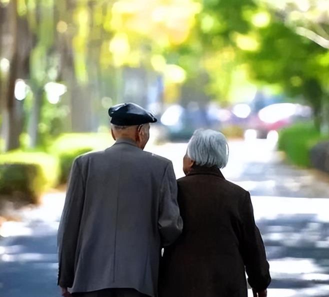 浙江衢州，男子刚新婚3个月，父亲就让他就上交工资本，父子爆发矛盾，之后他们在村委