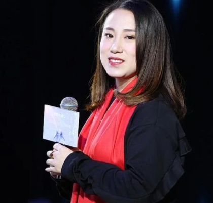 丫蛋是一位备受尊敬和喜爱的中国内地女演员