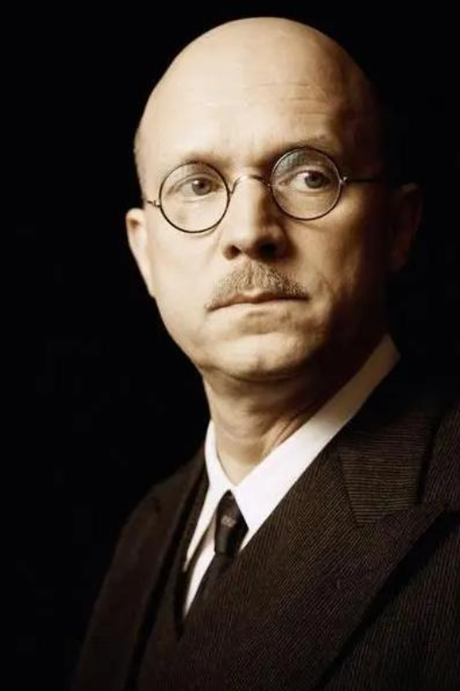 1948年，德国一位生活困顿的六旬老人，收到一笔2000美元的汇款，只见汇款地址