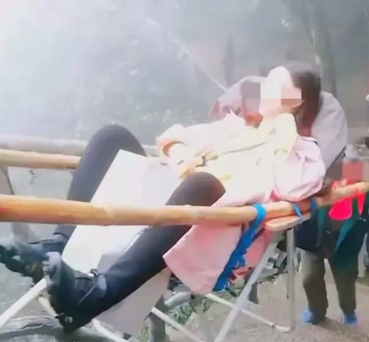 一名女子游览黄山，为了节省体力，花了1000块钱雇请两名轿夫，把她抬上黄山山顶。
